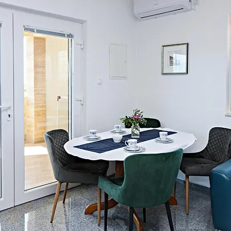 Apartman With Swimming Pool Bogdanovici, - 23394 Šibenik